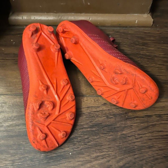Ground soccer cleats burgundy/orange - kids
Size 12.5 - Picture 3 of 4